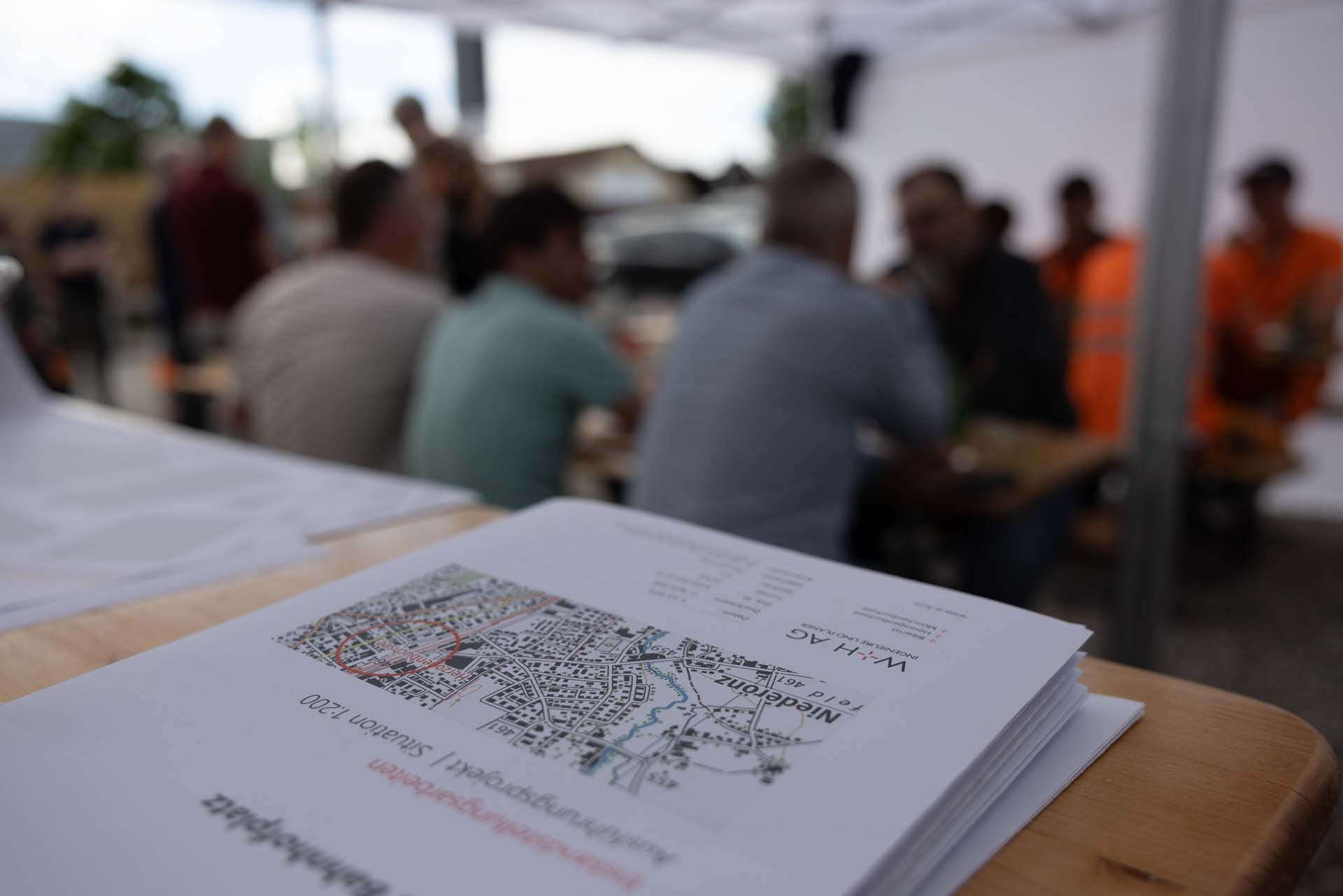 Durchstichfest mit zahlreichen Besuchern: Alle Poliere, Maschinisten und Bauarbeiter haben sich blicken lassen und das eine oder andere Getränk zu sich genommen.