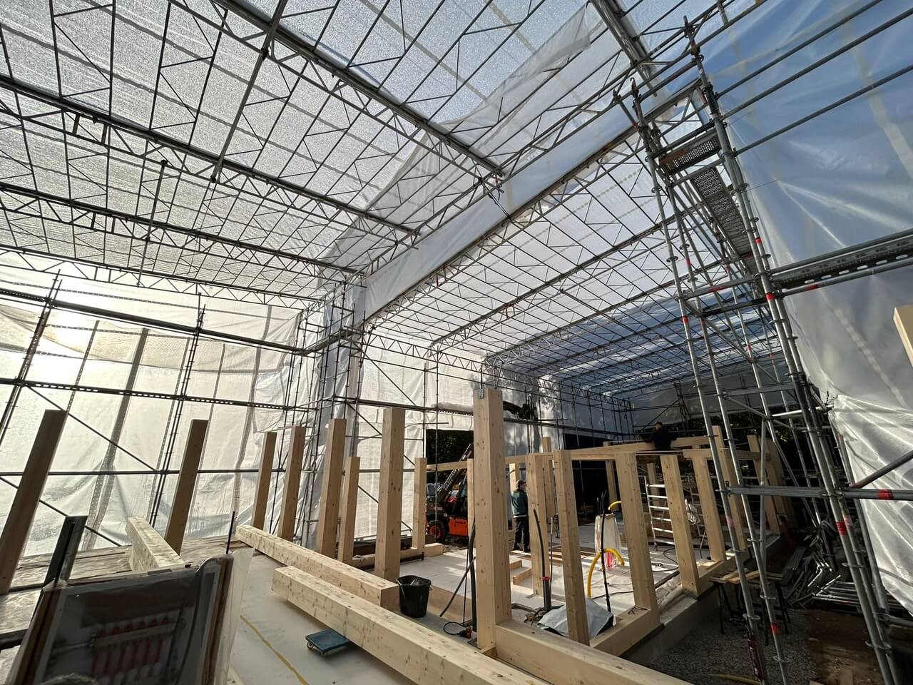 Ett väderskydd som upprättats Ekerö.