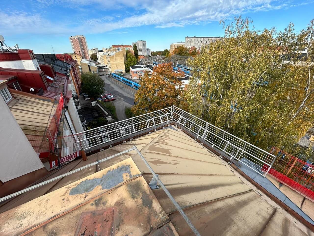 Ett fallskydd på Valhallavägen, Östermalm.