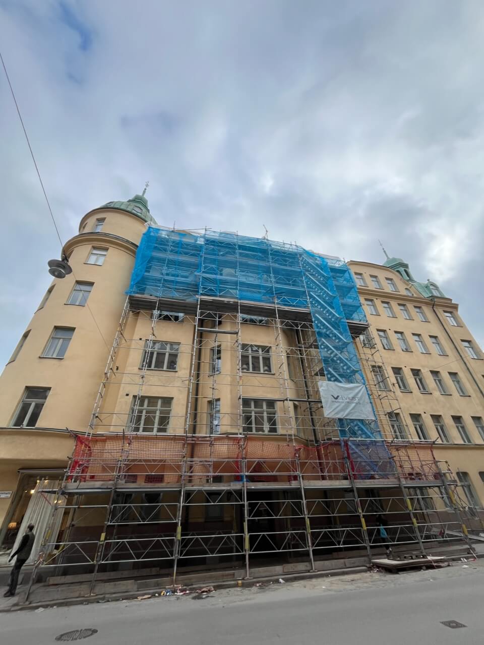 Fasadställning på Östermalm.