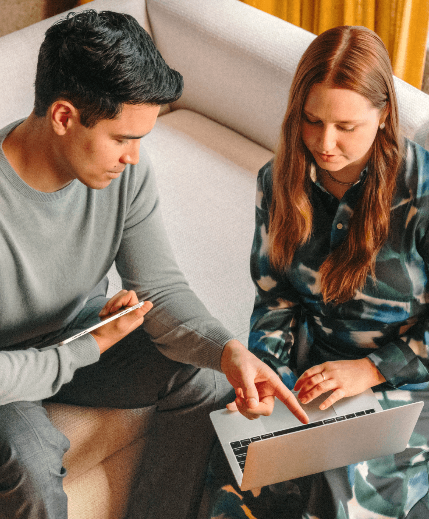 D-EN-Webinar-two-colleagues-collaborating-on-laptop