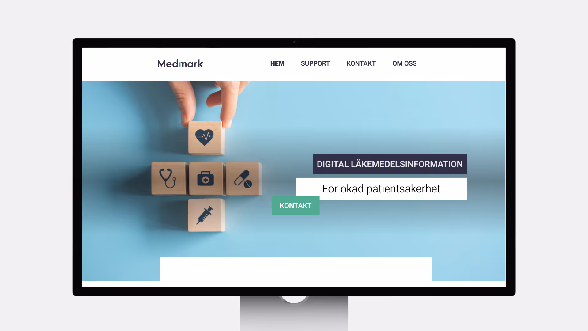 Datorskärm visar Medmarks webbplats med träblock som formar ett kors och har medicinska ikoner, texten Digital läkemedelsinformation för ökad patientsäkerhet, och en grön kontaktruta.