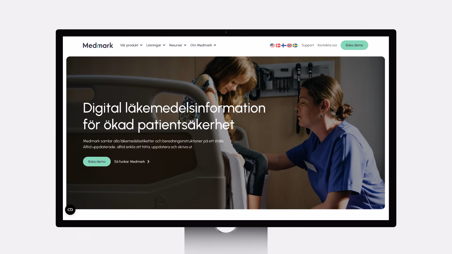 Sjuksköterska som hjälper ett barn som sitter på en sjukhussängssäng i ett vårdrum.