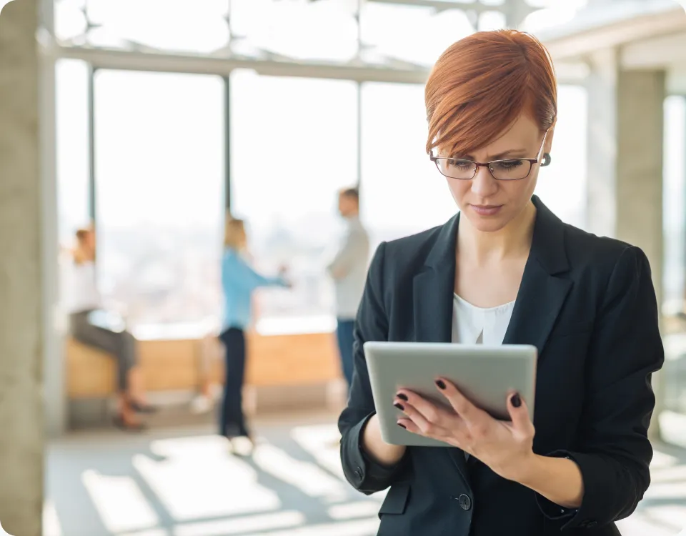 Professional woman looking on a ipad - Myfieldaudits images