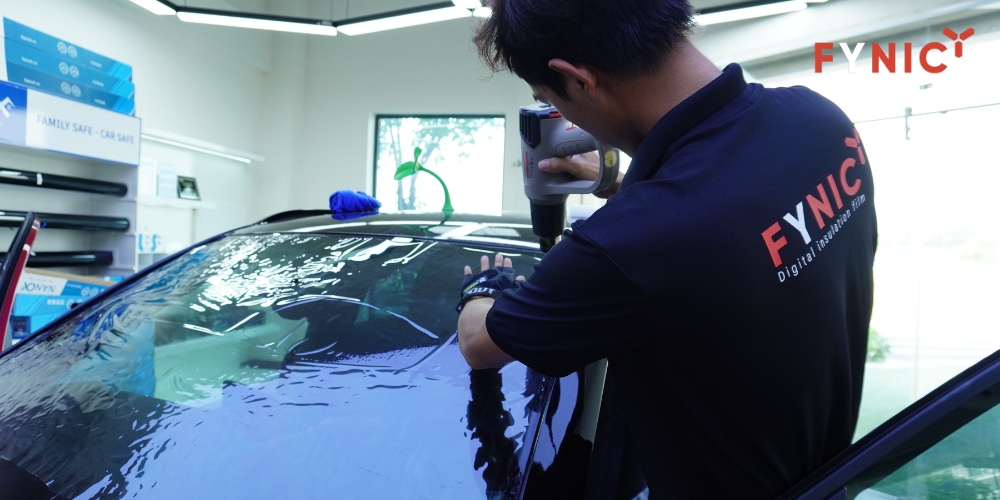 dán kính đen cho ô tô