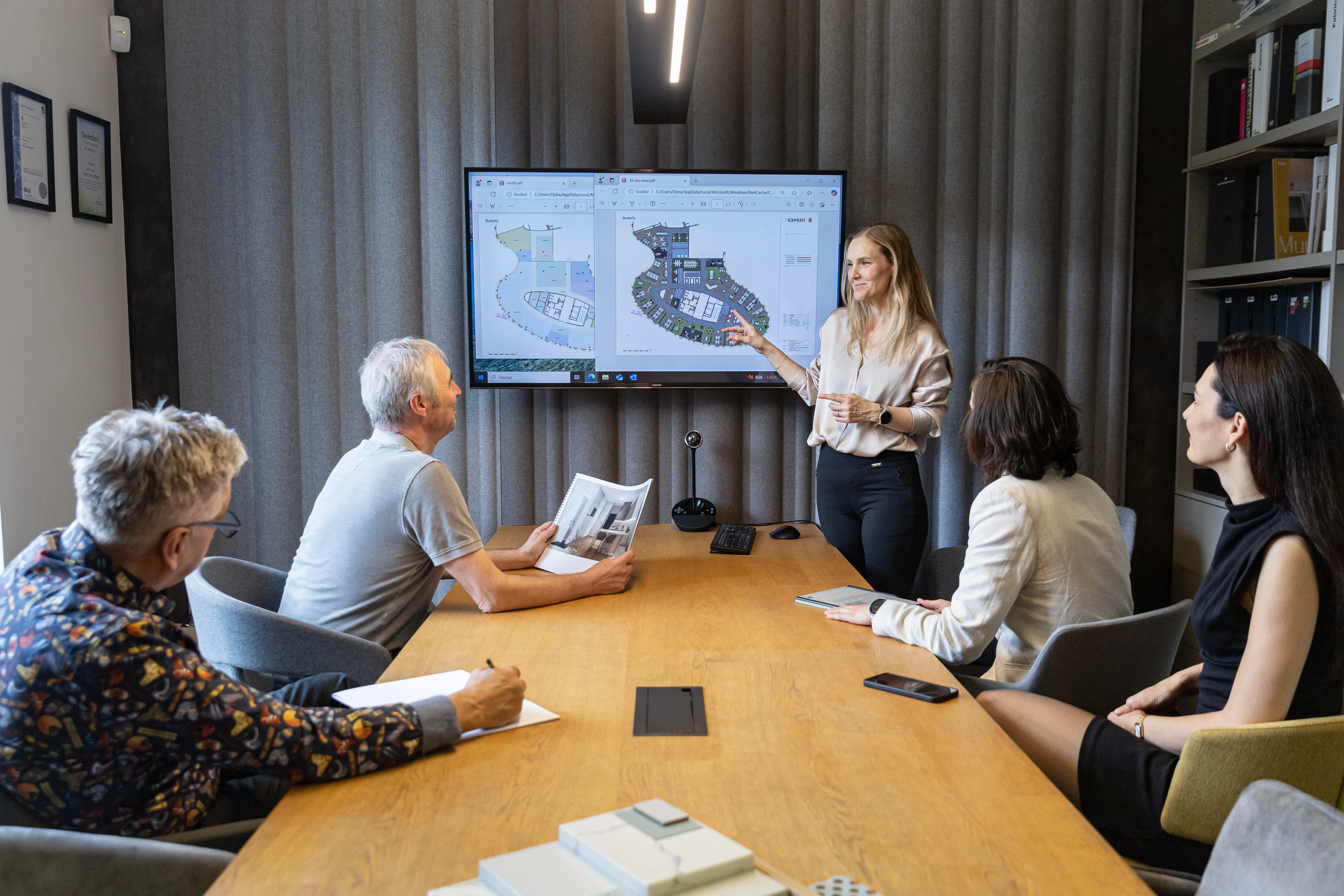DT-Expert team holding a meeting