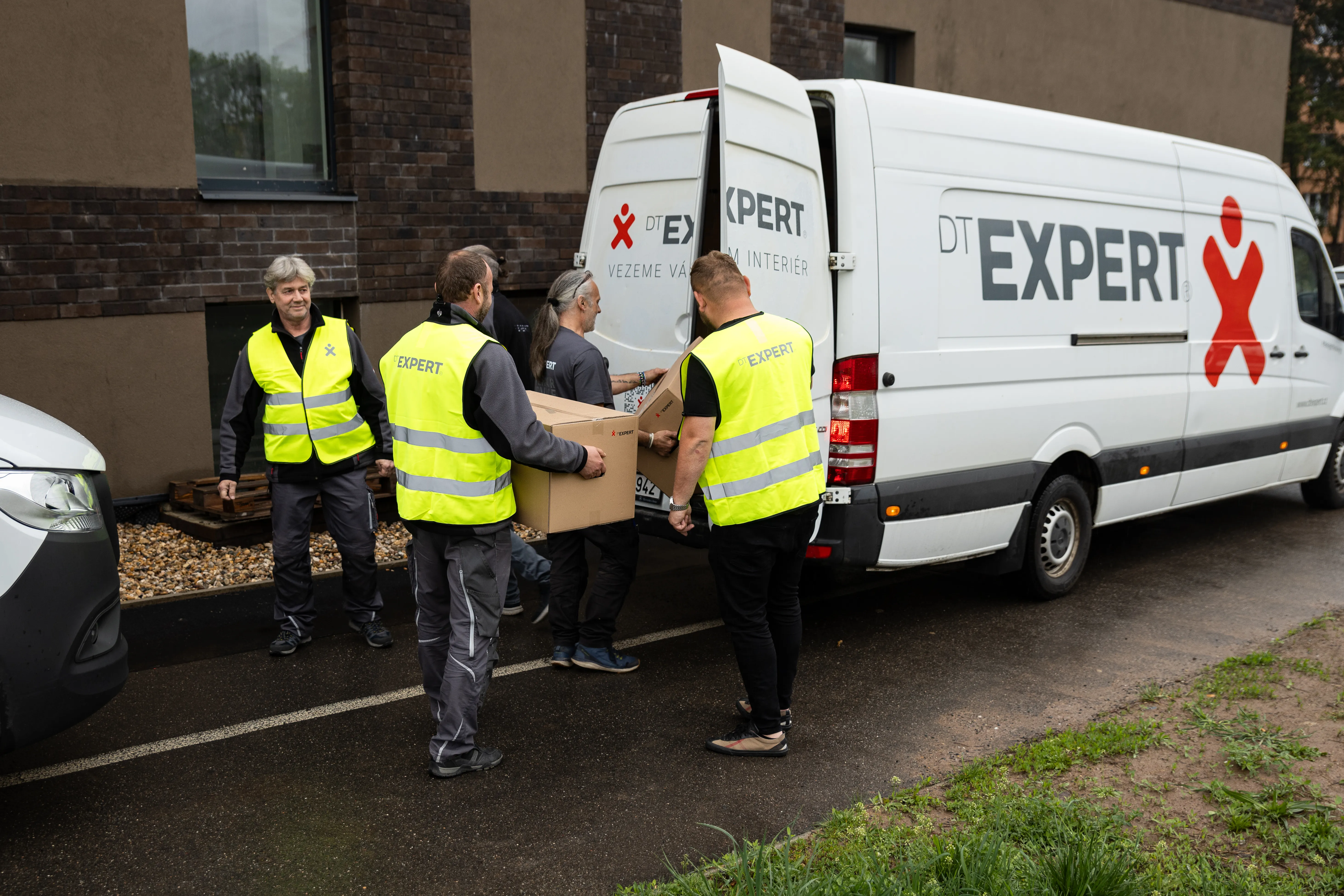 DT-Expert moving van