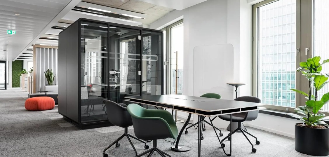 Kancelář s akustickým boxem