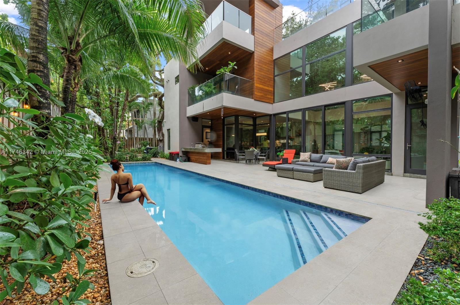 2803 Crystal Ct, Coconut Grove FL 33133