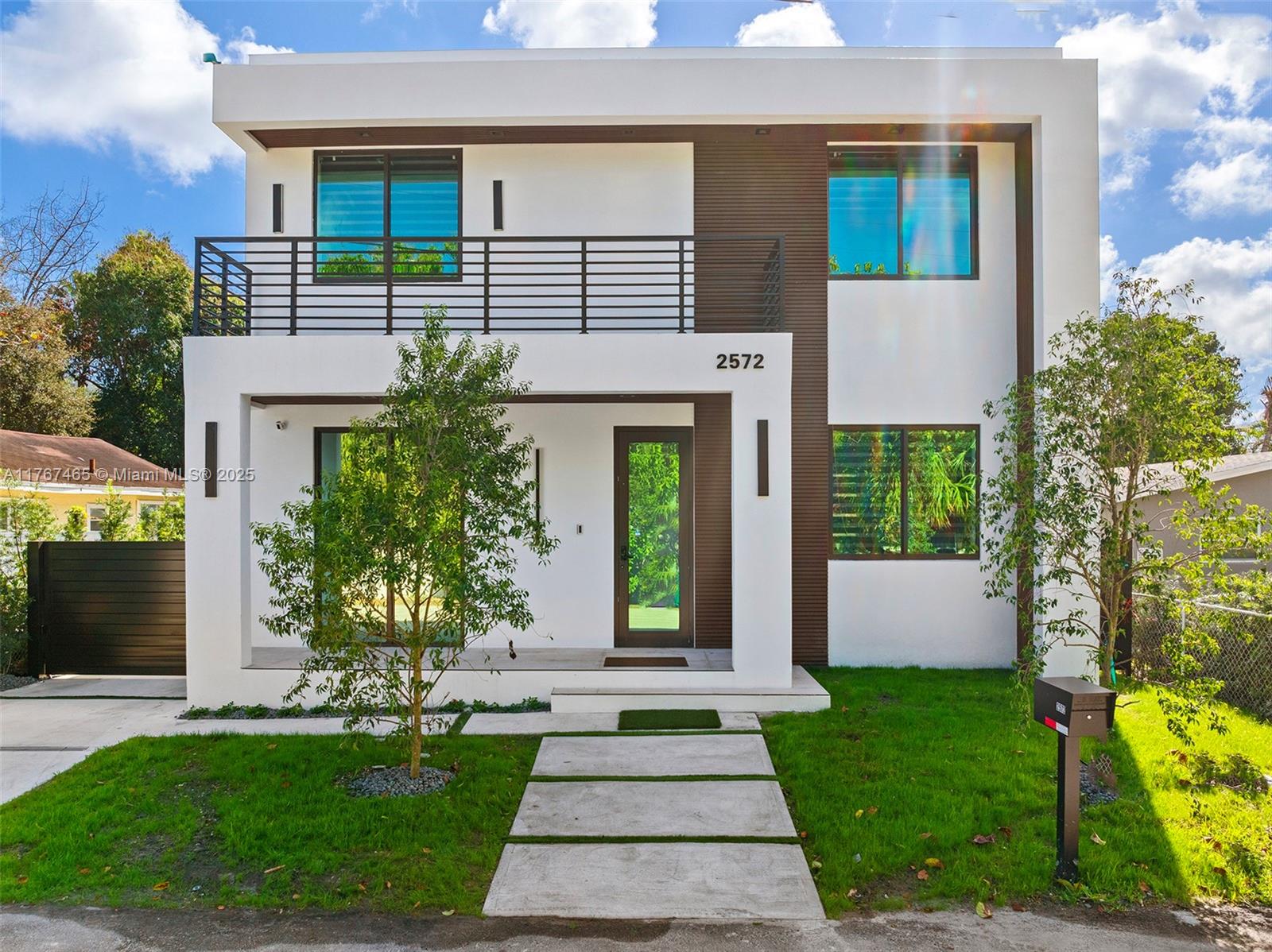 2572 NE 182nd Ter, North Miami Beach FL 33160
