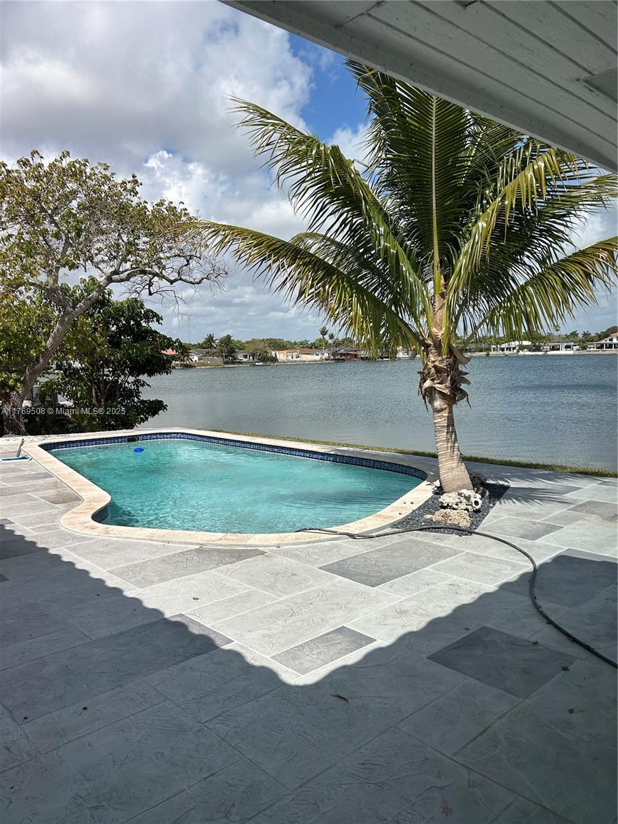 2255 NE 207th St, Miami FL 33180