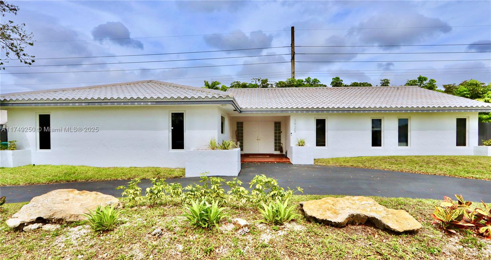 1925 NE 214th Ter, Miami FL 33179