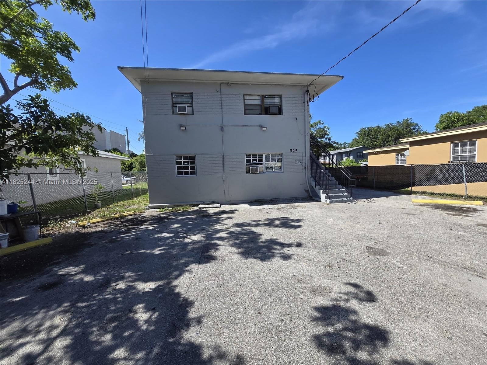 925 NW 69th St, Miami FL 33150
