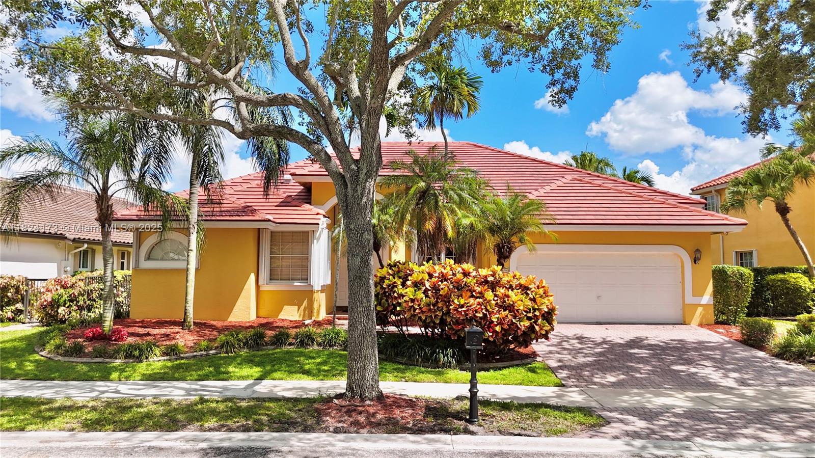 2694 Oakbrook Dr, Weston FL 33332