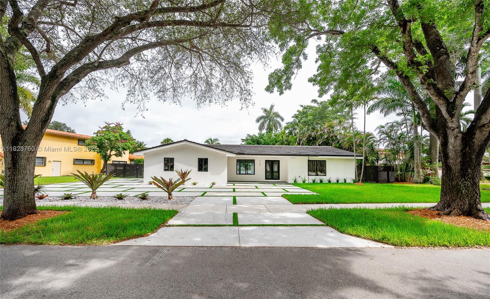 7101 E Troon Cir, Miami Lakes FL 33014
