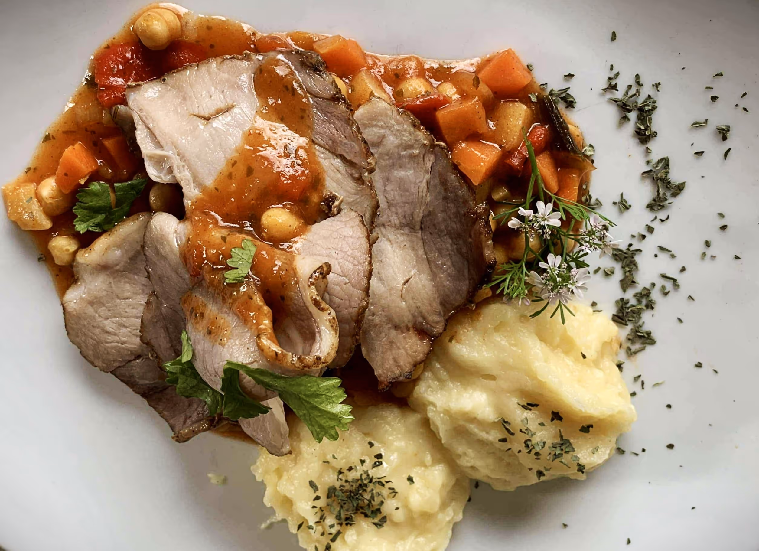 Salt kjøtt og pølse med poteter, rotmos og frikasesaus