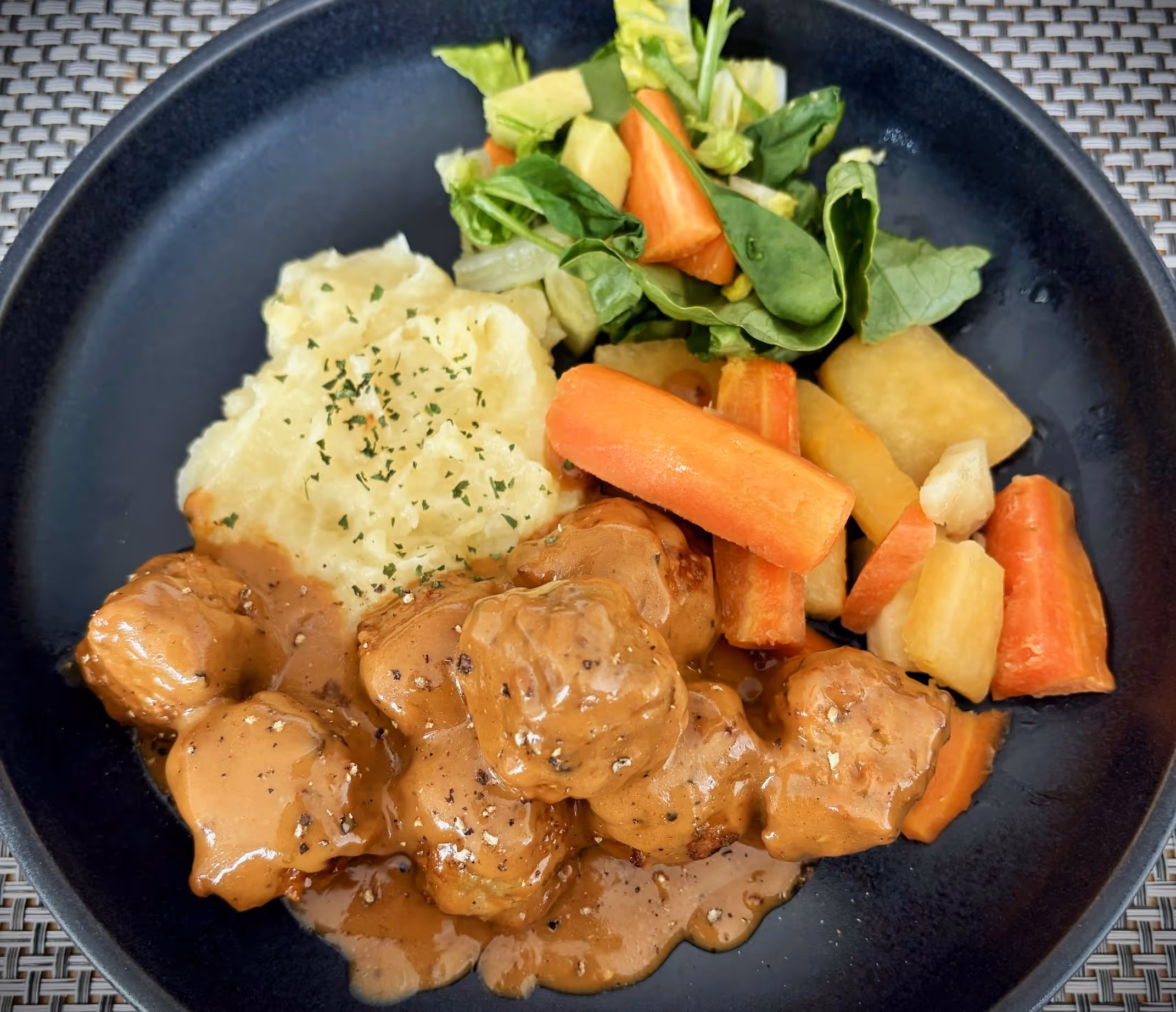 Kyllingbryst med grønnsaker, ris og soppsaus