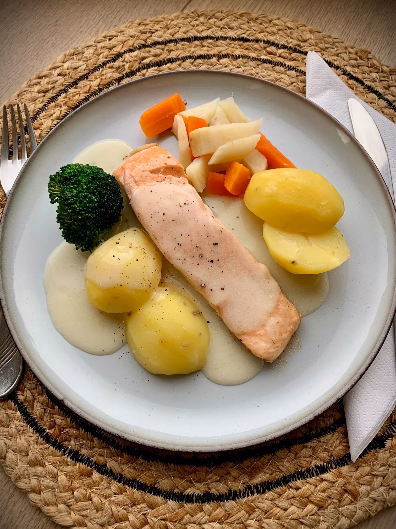 Kyllingfrikasé med ris, gulrot, kålrot, sellerirot og pastinakk