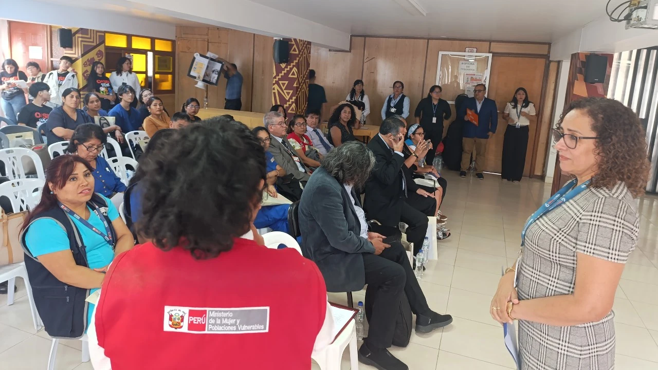 Marlene Arroyo Mestanza, Executive Director of Kids Alive Peru, presenting to the full room of attendees. 