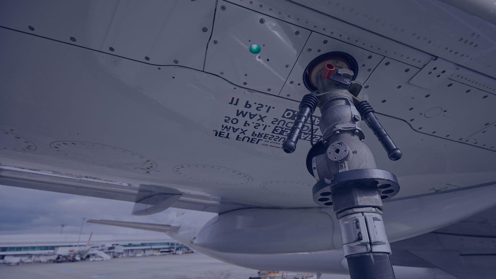 Raccord de remplissage sous l'aile d'un avion de ligne