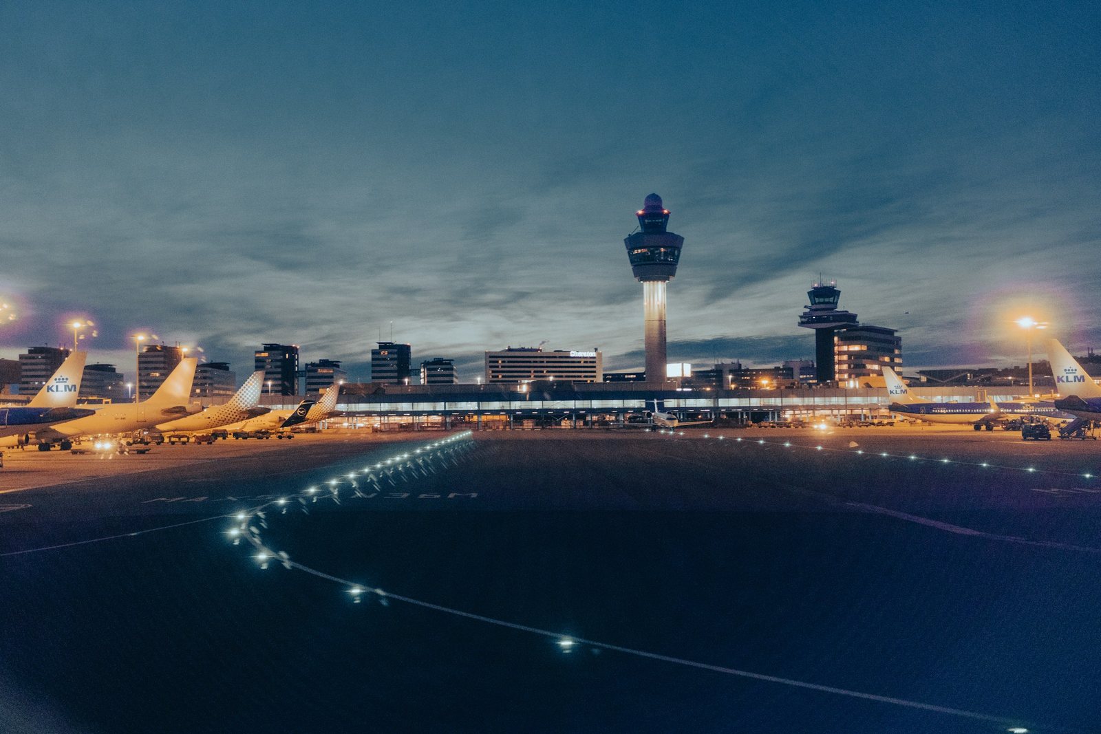 Aéroport au crépuscule : aires de stationnement et tour de contrôle