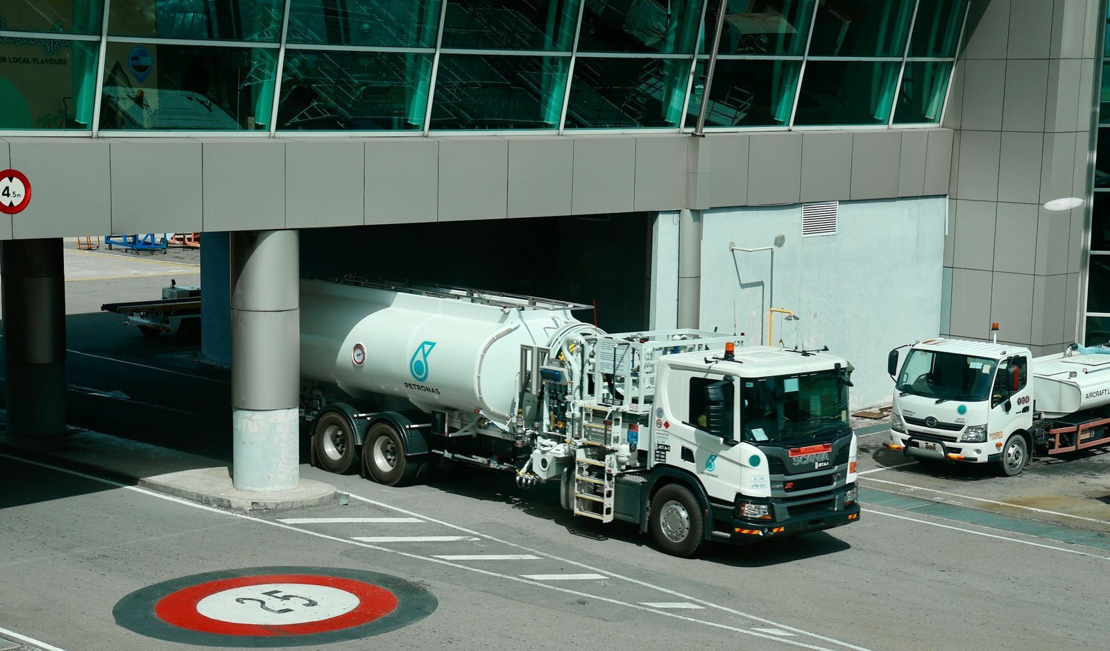 Camions-citernes de carburant aviation devant l'aérogare