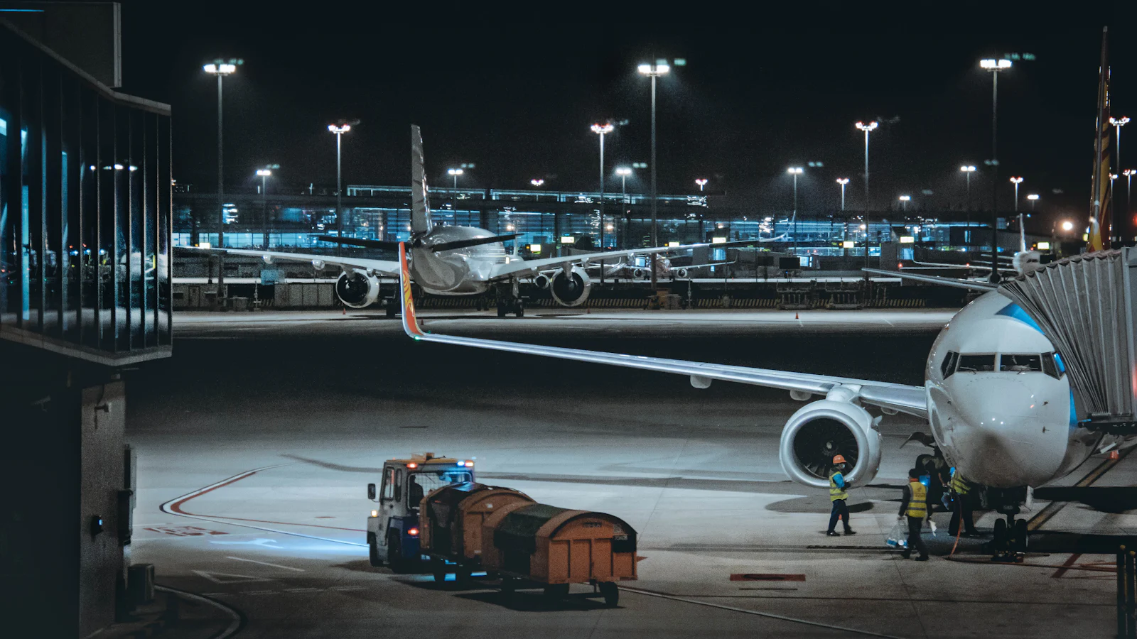 Avions en poste au contact sur le tarmac de nuit