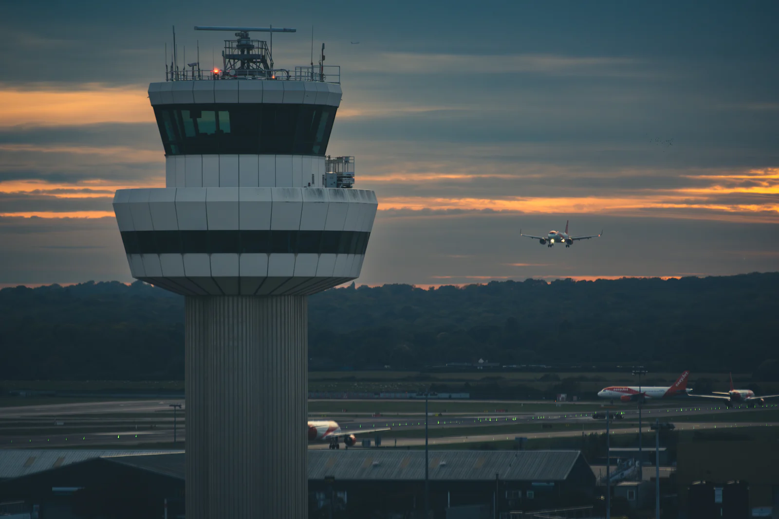 Tour de contrôle d'aéroport au crépuscule