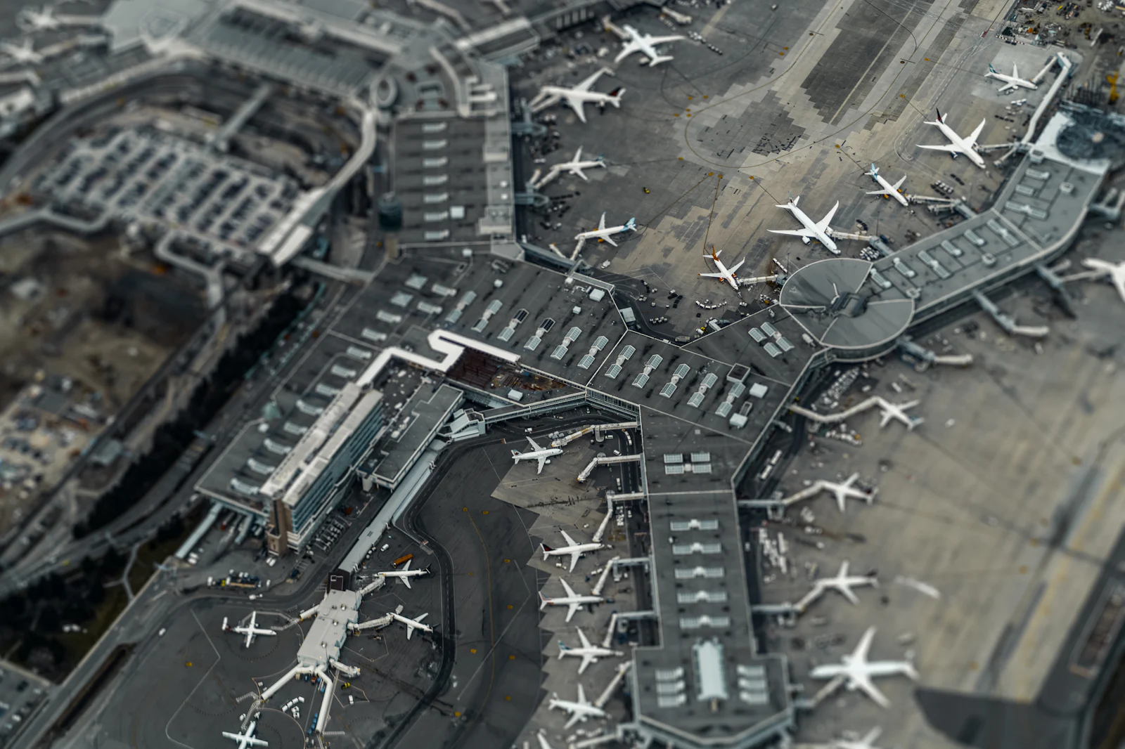 Vue aérienne d'un aéroport et de ses aires de stationnement