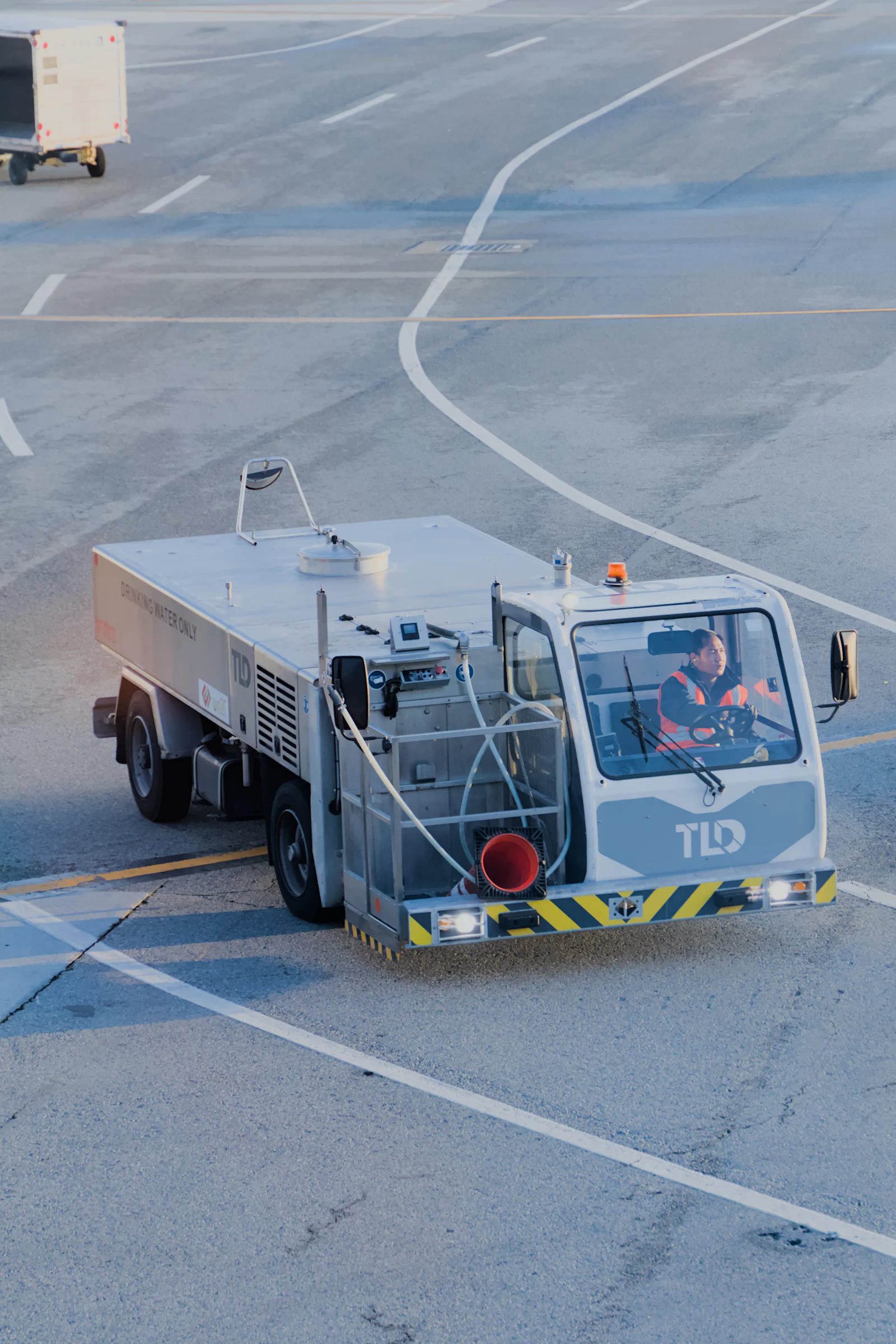 Oléoserveur d'avitaillement en approche d'un avion sur le tarmac