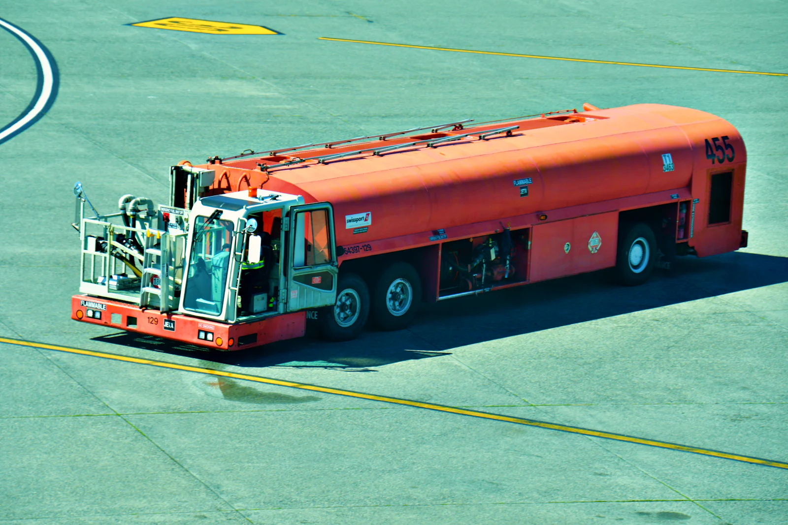 Camion d'avitaillement en carburant aviation circulant sur l'aire de trafic