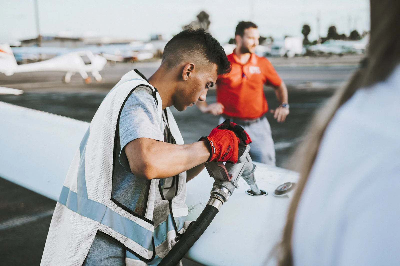 Opérateur d'avitaillement au pied d'un avion
