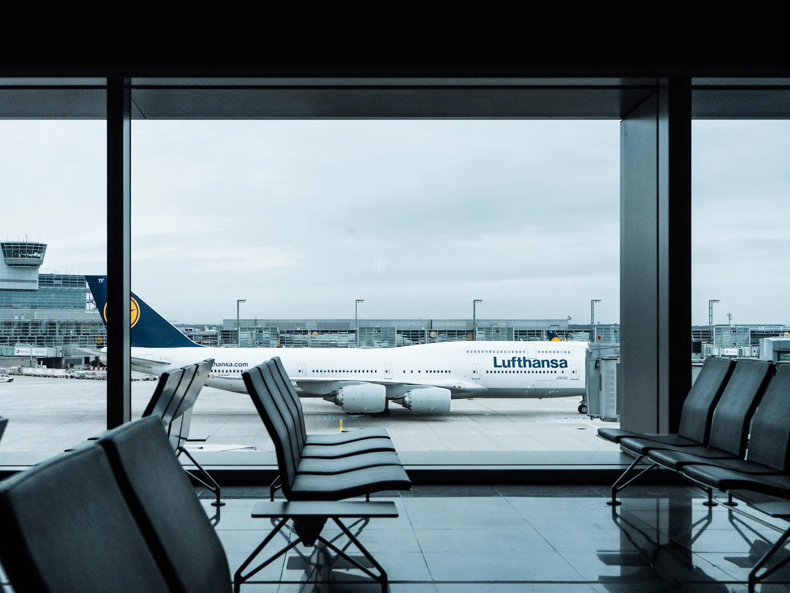 Terminal d'aéroport avec vue sur les avions