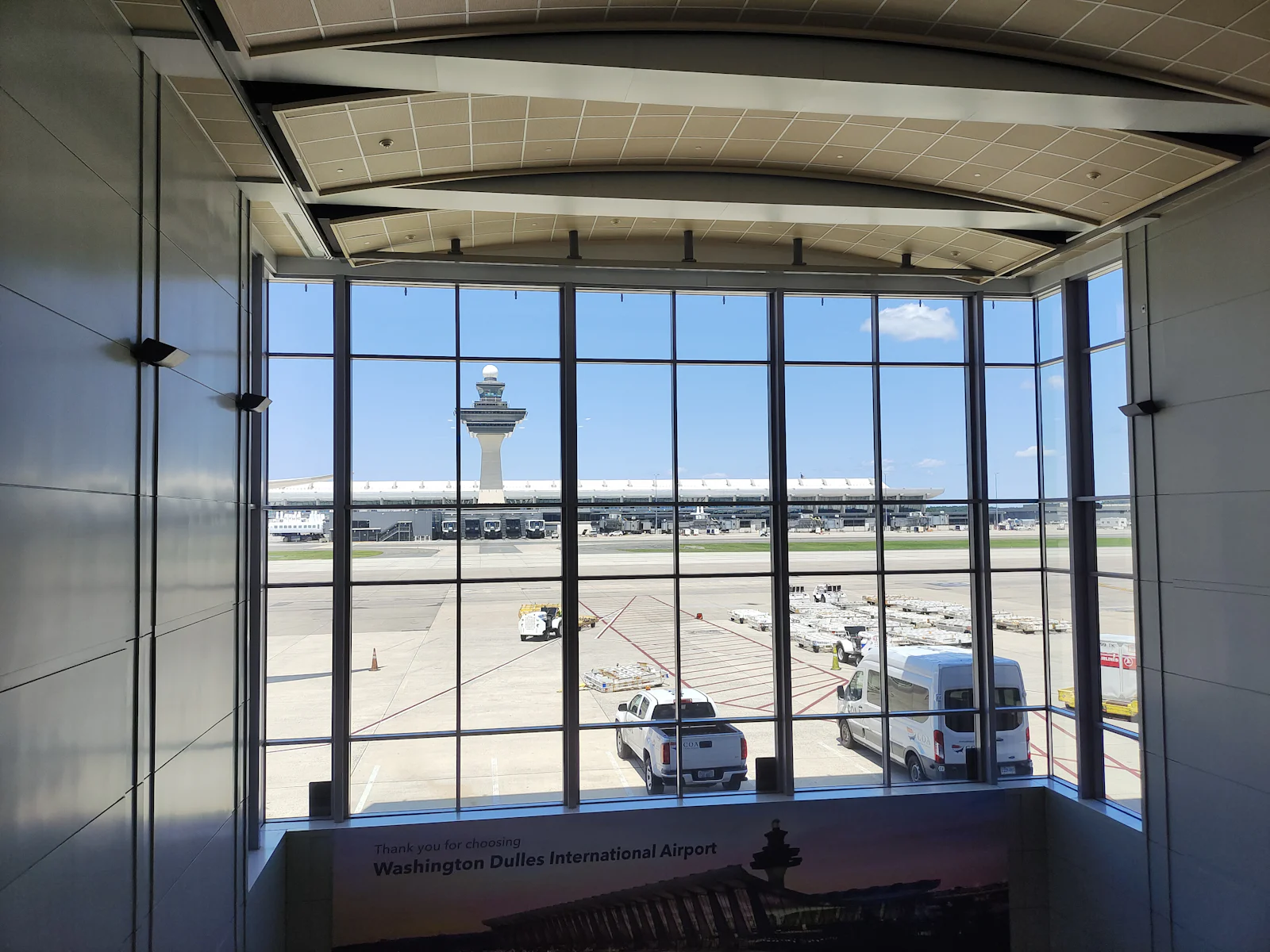 Baies vitrées d'un terminal donnant sur le tarmac