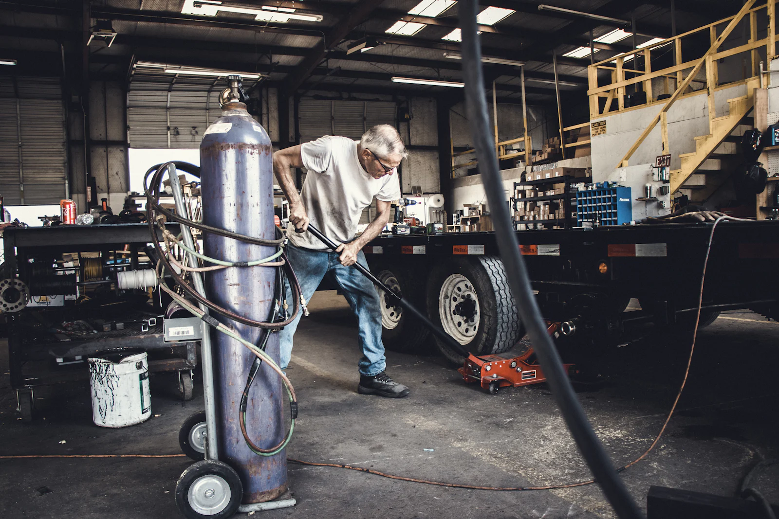 Technicien de maintenance dans un atelier poids lourds