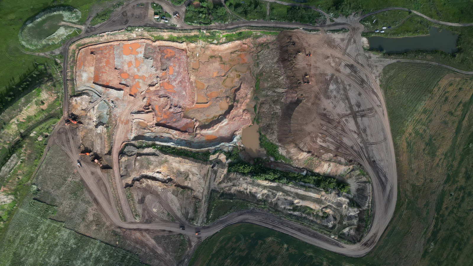 Vue aérienne d'une carrière de granulats en exploitation