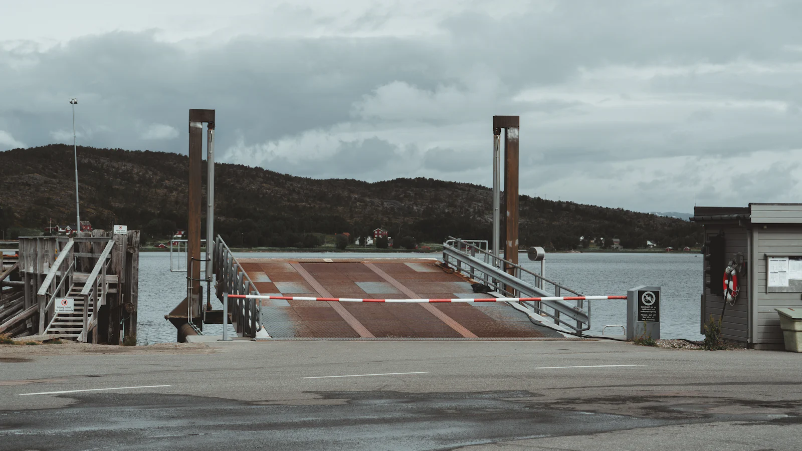 Voies d'accès et barrières à l'entrée d'un site