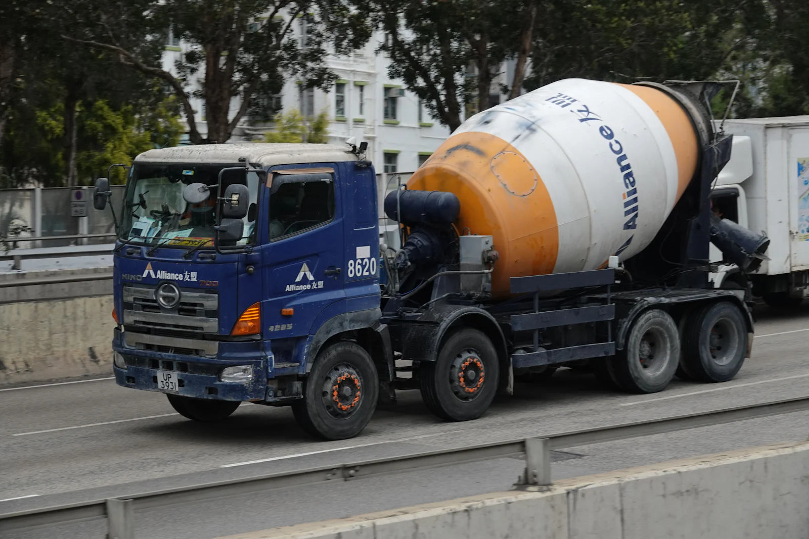 Camion toupie béton sur la route