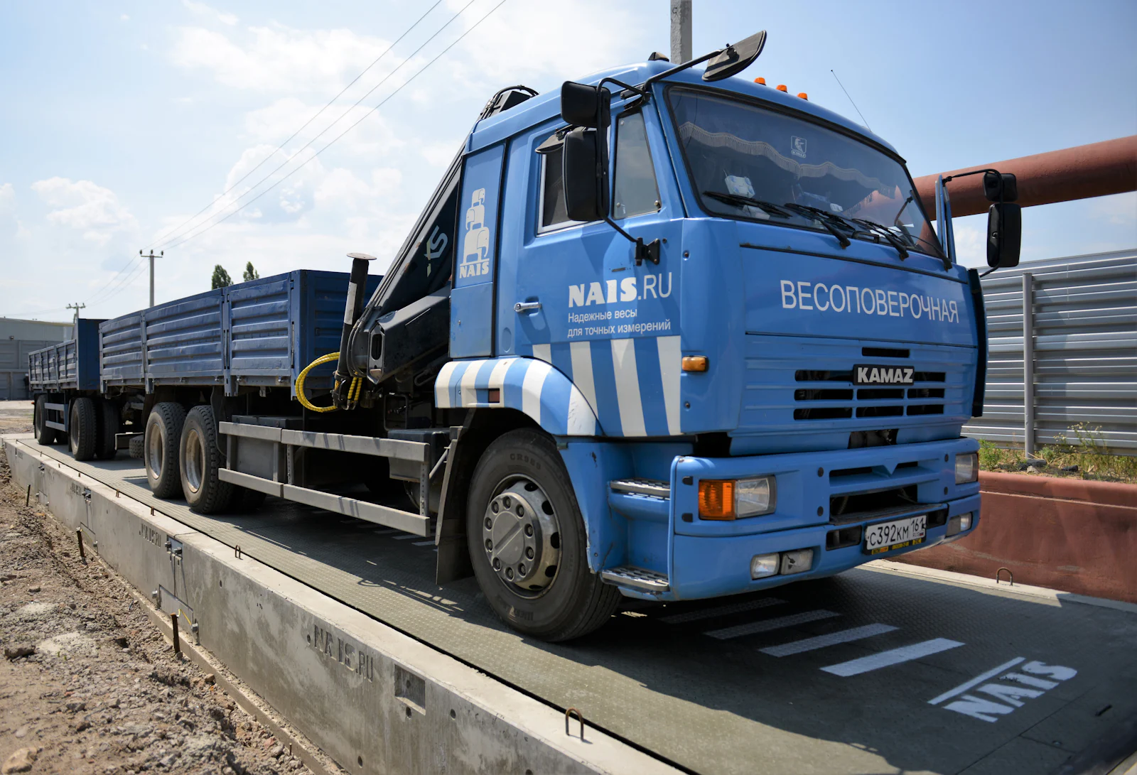 Camion porteur en attente de pesée sur site