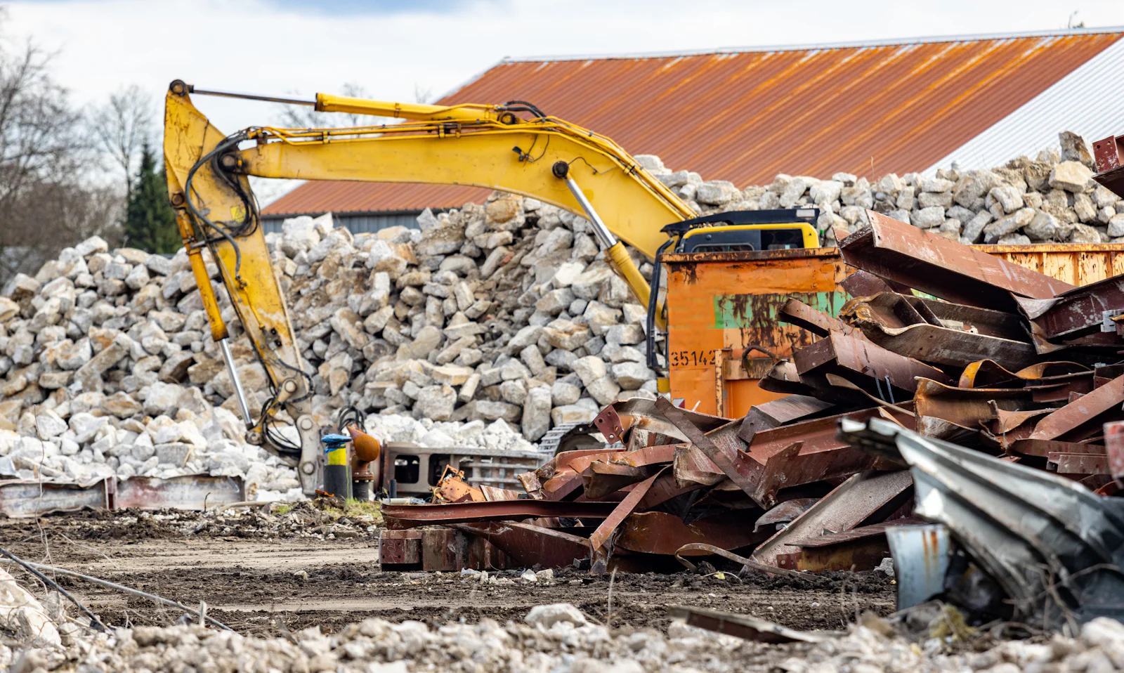 Tri de déchets de démolition sur une plateforme de recyclage