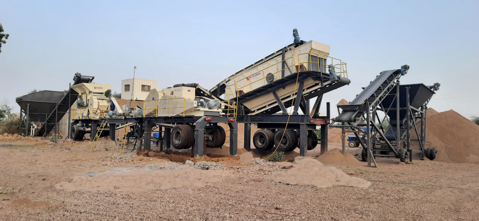 Crible mobile sur une plateforme de recyclage de matériaux