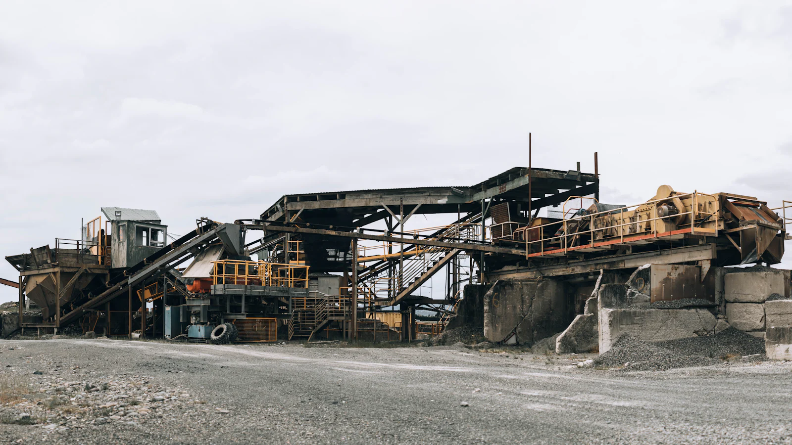 Installation de concassage et criblage sur une plateforme de recyclage