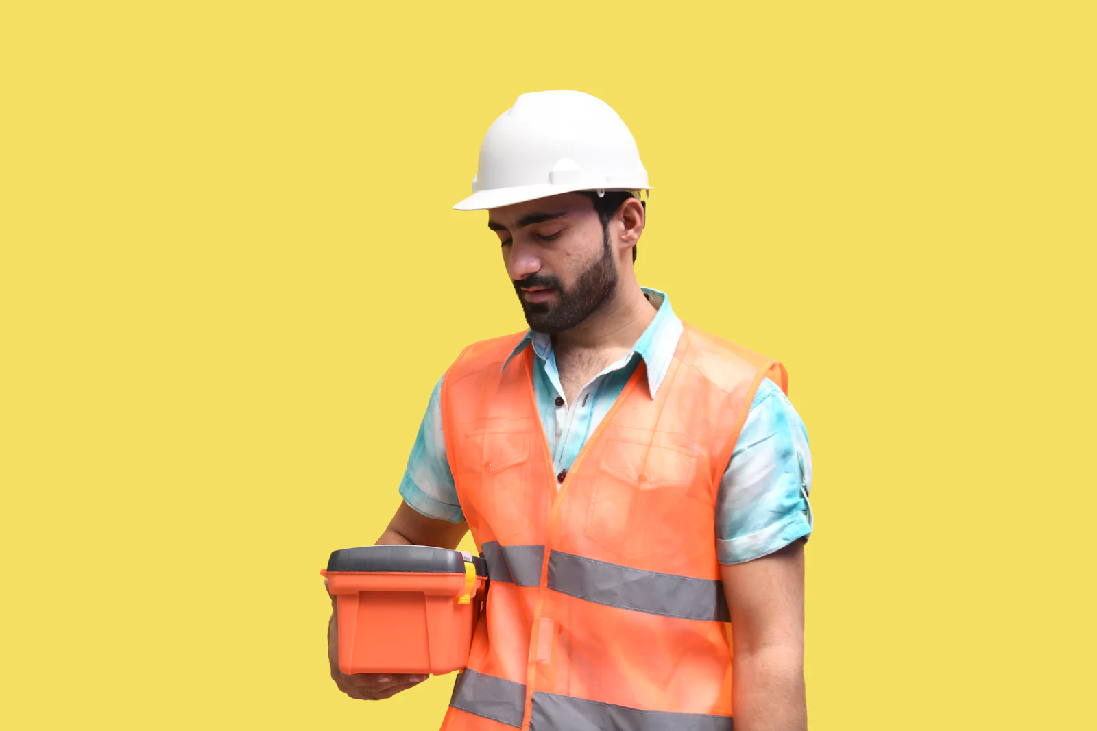 Technicien en casque et gilet haute visibilité