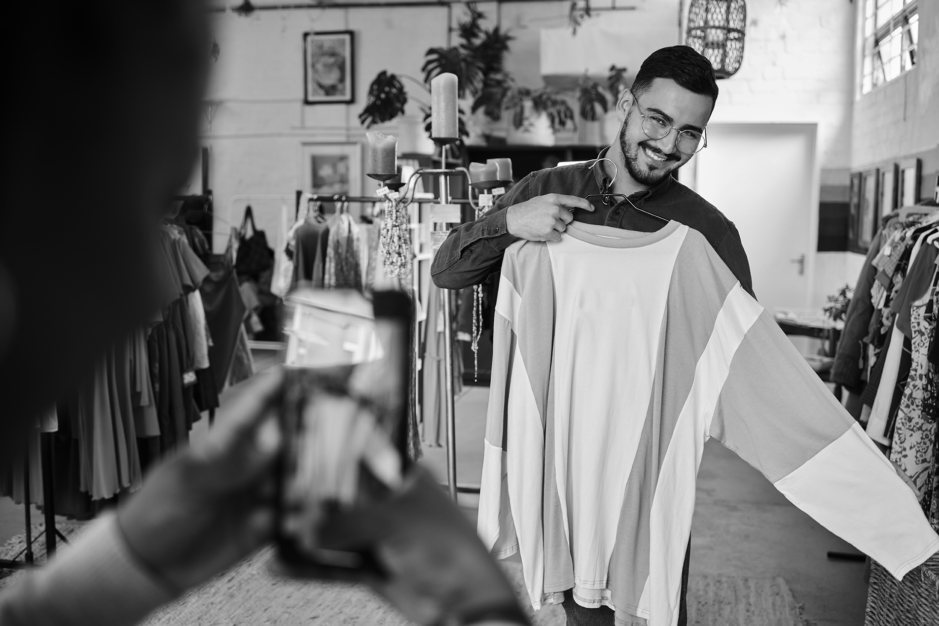 homme qui vend un pull sur tiktok shop