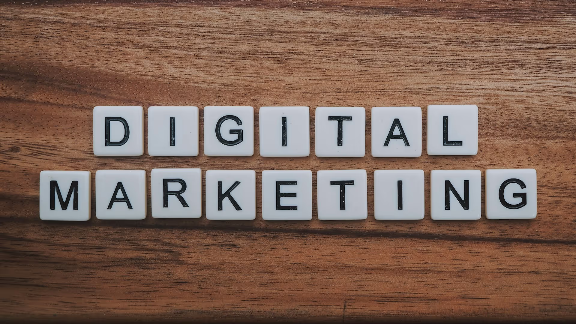 digital marketing written on a wooden background