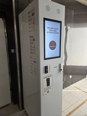 Borne tactile permettant au livreur d'obtenir la glacière à livrer en échange du code confidentiel unique.