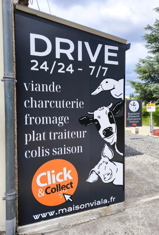 La Maison Viala se distingue d'une boucherie traditionnelle par la diversité des services et des produits qu'elle propose à ses clients.