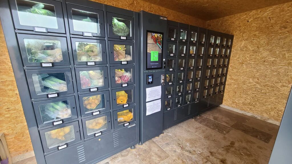 Photo d'un distributeur automatique de fruits et légumes chez la Dame Blanche de Montcaret, l'un des exploitants de MonCasierFrais.fr