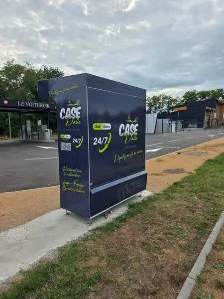 Le distributeur de produits frais de Case Dalle se situe sur le parking d'une station de lavage auto à Paray-le-Monial.