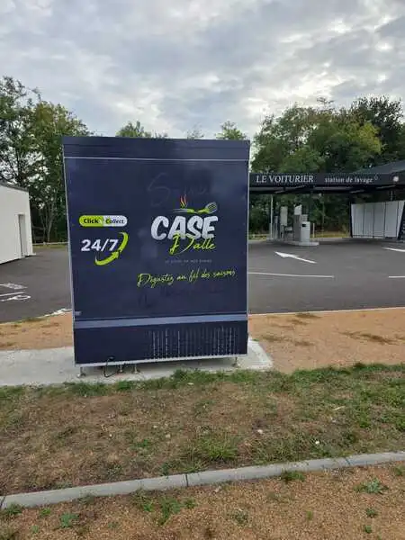 L'habillage extérieur personnalisé et l'abri inimaliste faisaient partie des demandes e Benjamin pour son distributeur réfrigéré.